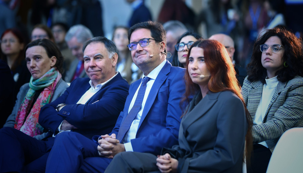 Archivo - I-D: El dir. general de la SETT, Javier Ponce, el ministro para la Transformación Digital y de la Función Pública, Óscar López, y la CEO de Nu Quantum, Carmen Palacios-Berraquero, en el