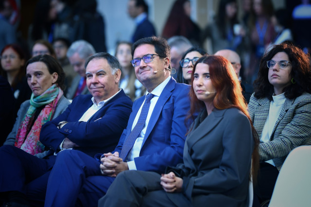 Archivo - I-D: El dir. general de la SETT, Javier Ponce, el ministro para la Transformación Digital y de la Función Pública, Óscar López, y la CEO de Nu Quantum, Carmen Palacios-Berraquero, en el foro 'Science for Industry', a 28 de enero de 2026, en Madr