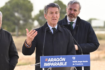 El presidente del PP, Alberto Núñez Feijóo,  y el candidato del PP a la reelección a la Presidencia del Gobierno de Aragón, Jorge Azcón, durante una rueda de prensa, en la fábrica Stellantis, a