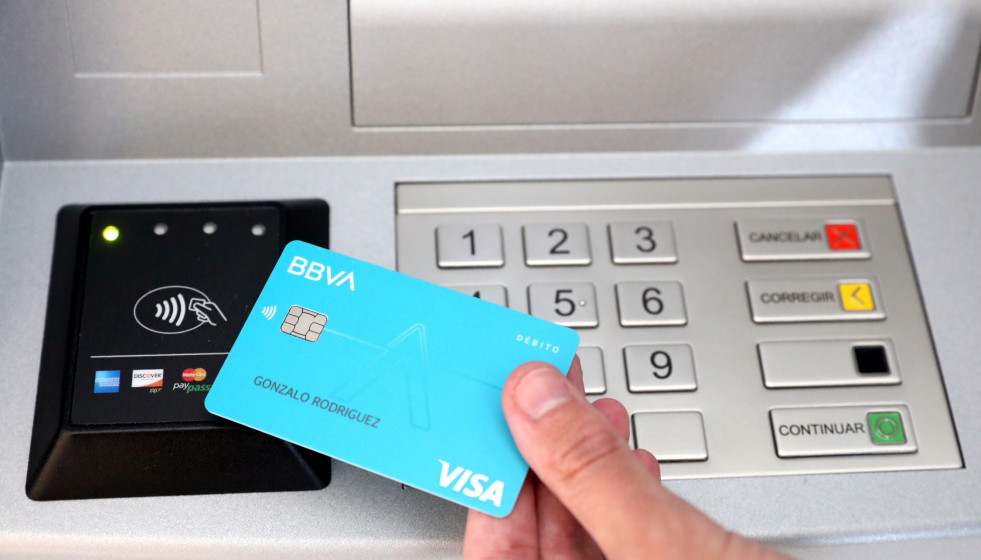 Archivo - Nueva tarjeta Aqua de BBVA.