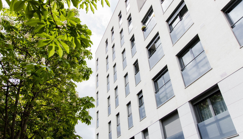 Archivo - Un edificio de viviendas en Madrid.