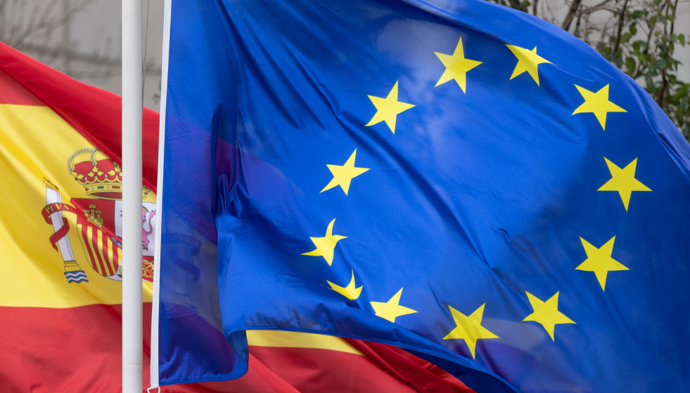 Archivo - La bandera de España y de la Unión Europea ondean en la Sede de la SEPI, a 7 de febrero de 2025, en Madrid (España).