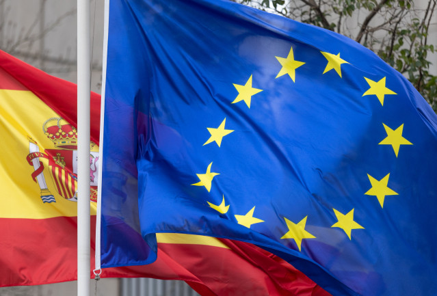 Archivo - La bandera de España y de la Unión Europea ondean en la Sede de la SEPI, a 7 de febrero de 2025, en Madrid (España).