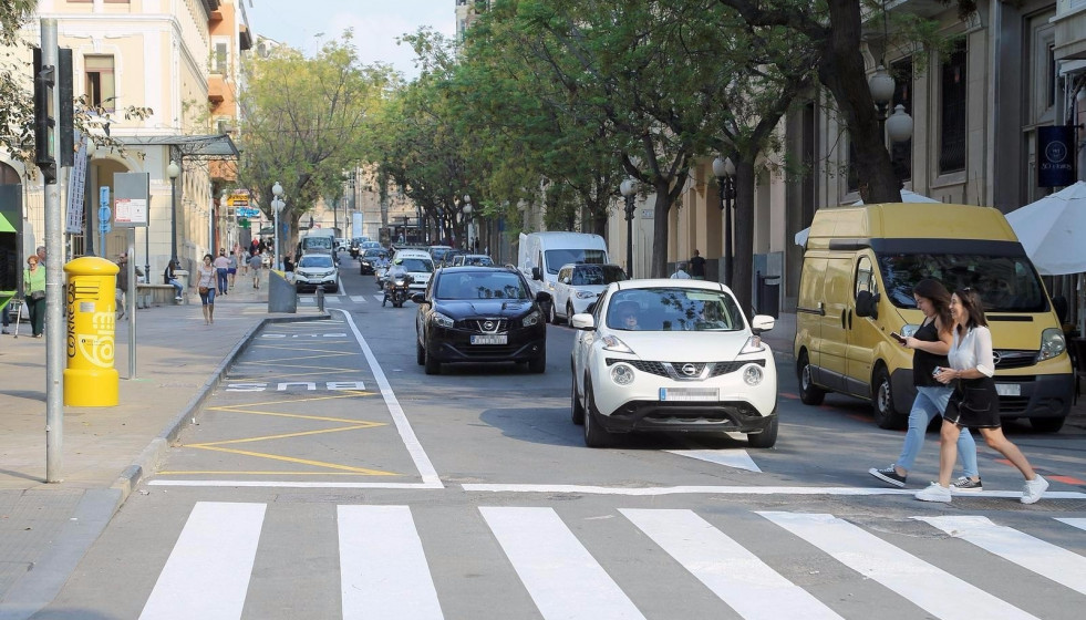 Archivo - Varios coches circulan por la ciudad de Alicante, en una imagen de archivo.
