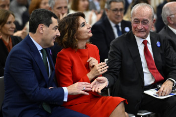 Archivo - La vicepresidenta primera del Gobierno, María Jesús Montero; el presidente de la Junta de Andalucía, Juanma Moreno; y el alcalde de Málaga, Francisco de la Torre, en la presentación el 