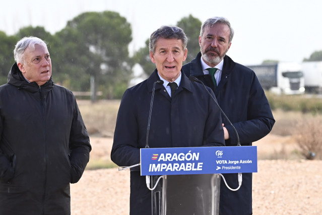 El presidente del PP, Alberto Núñez Feijóo,  y el candidato del PP a la reelección a la Presidencia del Gobierno de Aragón, Jorge Azcón, durante una comparecencia, en la fábrica Stellantis, a 28 de enero de 2026, en Figueruelas, Zaragoza, Aragón (España).