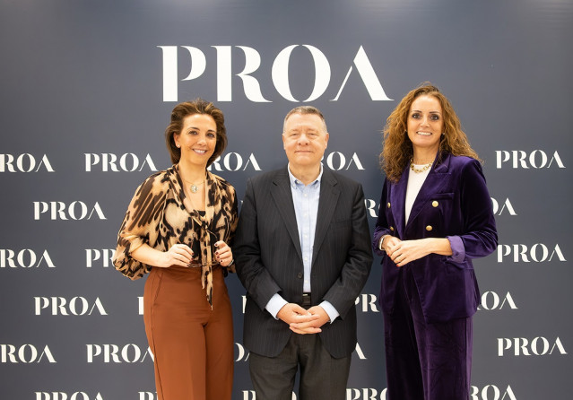 De izquierda a derecha: Lucía Casanueva, Jordi Sevilla y Valvanuz Serna Ruiz.