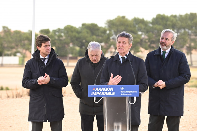 El presidente del PP, Alberto Núñez Feijóo,  y el candidato del PP a la reelección a la Presidencia del Gobierno de Aragón, Jorge Azcón, durante una rueda de prensa, en la fábrica Stellantis, a 28 de enero de 2026, en Figueruelas, Zaragoza, Aragón (España