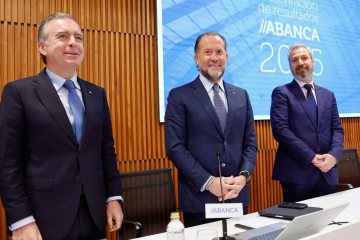 De izquierda a derecha, el CEO de Abanca, Francisco Botas, el presidente, Juan Carlos Escotet Rodríguez, y el director general financiero, Alberto de Francisco, durante la presentación de los result