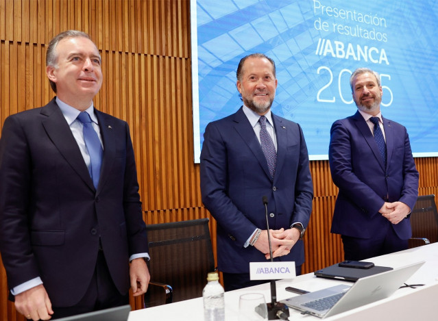De izquierda a derecha, el CEO de Abanca, Francisco Botas, el presidente, Juan Carlos Escotet Rodríguez, y el director general financiero, Alberto de Francisco, durante la presentación de los resultados de 2025