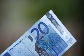 Archivo - Billetes, monedas, euros, euro, dinero