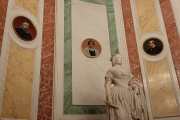 Retrato de Clara Campoamor, instalado en el vestíbulo de la Reina Isabel II del Congreso