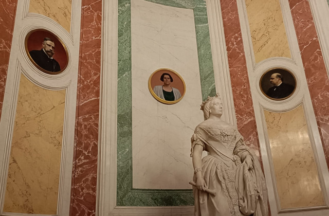 Retrato de Clara Campoamor, instalado en el vestíbulo de la Reina Isabel II del Congreso
