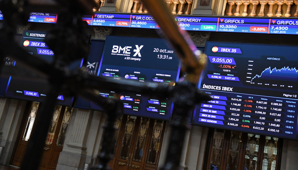 Archivo - Un panel del Ibex 35, en el Palacio de la Bolsa, a 20 de octubre de 2023, en Madrid (España).