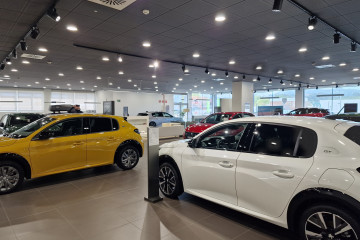 Archivo - El precio medio de un vehículo a estreno se situó en 44.419 euros, un 45,6% más que antes de pandemia