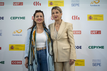 Archivo - La vicepresidenta segunda y ministra de Trabajo y Economía Social, Yolanda Díaz, y la ministra de Juventud e Infancia, Sira Rego, participan en el acto  