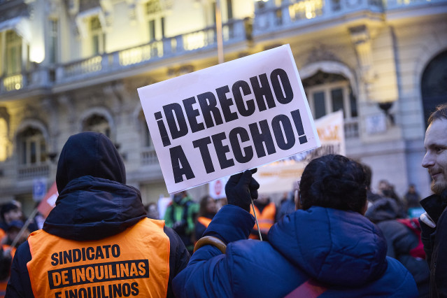 Varias personas durante una manifestación frente al Congreso por el fin de la moratoria antidesahucios, a 28 de enero de 2026, en Madrid (España). La concentración ha sido convocada por el Sindicato de Inquilinas. Valeria Racu, portavoz del Sindicato de I