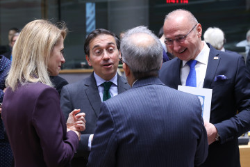 Archivo - El ministro de Exteriores, José Manuel Albares, junto a la Alta Representante, Kaja Kallas, y sus homólogos europeos en Bruselas.