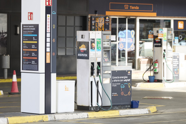 Archivo - Surtidores en una gasolinera