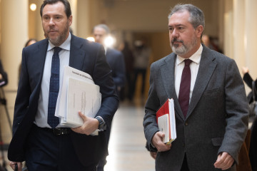 El  ministro de Transportes y Movilidad Sostenible, Óscar Puente (I), comparece para dar cuenta del caos ferroviario, en el Senado,  a 29 de enero de 2026, en Madrid (España).