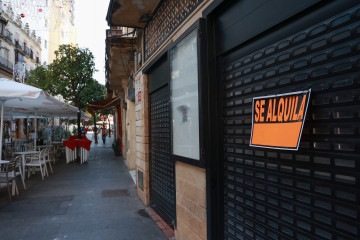 Archivo - Un local comercial cerrado y con un cartel de alquiler en Jerez.