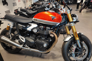 Archivo - Motocicleta nueva expuesta en un concesionario