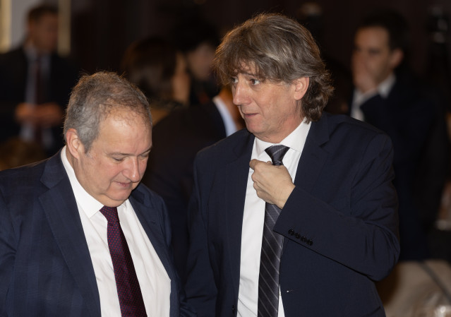 El ministro de Industria y Turismo, Jordi Hereu, y el secretario general del PSOE CyL y candidato a la Presidencia de la Junta de Castilla y León, Carlos Martínez Mínguez, organizado por Fórum Europa, a 29 de enero de 2026, en Madrid (España).