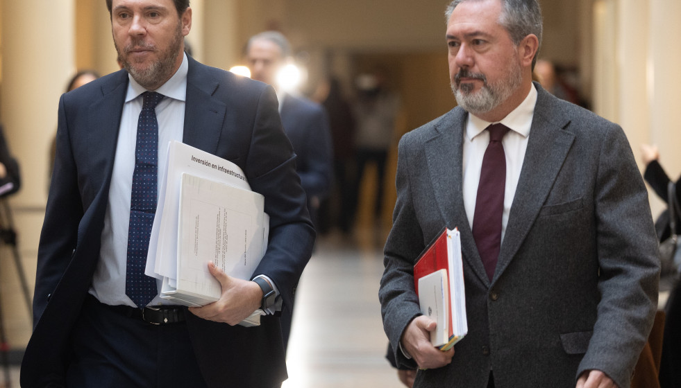 El  ministro de Transportes y Movilidad Sostenible, Óscar Puente (I), comparece para dar cuenta del caos ferroviario, en el Senado,  a 29 de enero de 2026, en Madrid (España).