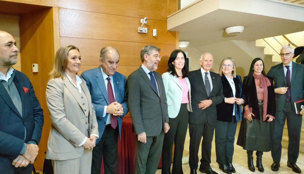 Alberto Nadal, vicesecretario de Economía y Desarrollo sostenible del PP; junto a la secrearia xeral del PPdeG, Paula Prado, y otros cargos del PP, antes de una reunión con empresarios de Vigo, a 29