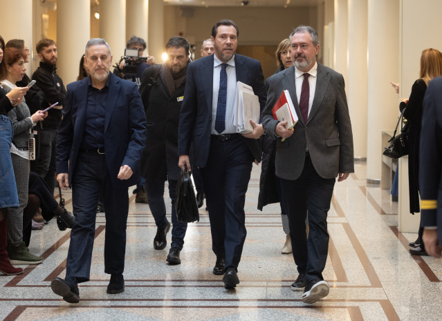 El  ministro de Transportes y Movilidad Sostenible, Óscar Puente (C), comparece para dar cuenta del caos ferroviario, en el Senado,  a 29 de enero de 2026