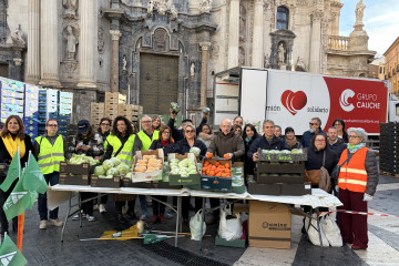 Acto de apoyo de las cooperativas agroalimentarias Fecoam y Proexport que se suman a la protesta de los agricultores con un reparto gratuito a la población de frutas y verduras de temporada