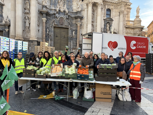 Acto de apoyo de las cooperativas agroalimentarias Fecoam y Proexport que se suman a la protesta de los agricultores con un reparto gratuito a la población de frutas y verduras de temporada