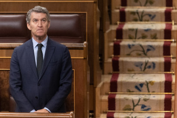El presidente del PP, Alberto Núñez Feijóo, durante una sesión plenaria extraordinaria en el Congreso de los Diputados, a 27 de enero de 2026, en Madrid (España).