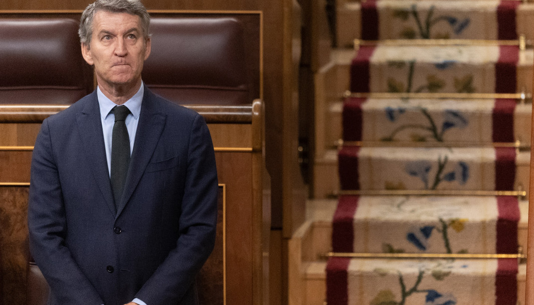 El presidente del PP, Alberto Núñez Feijóo, durante una sesión plenaria extraordinaria en el Congreso de los Diputados, a 27 de enero de 2026, en Madrid (España).