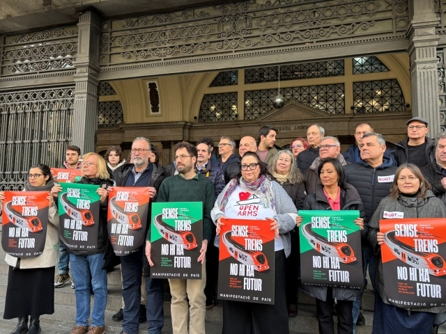 Entidades y plataformas de usuarios de Rodalies en la Estació de França de Barcelona, donde el 7 de febrero se llevará a cabo una protesta