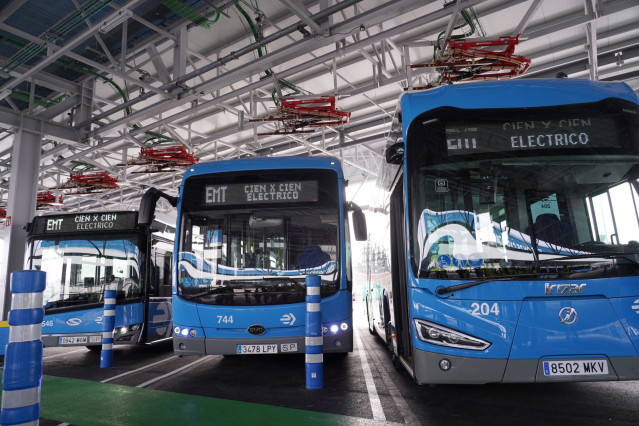Archivo - Parte de la flota de autobuses eléctricos de EMT Madrid