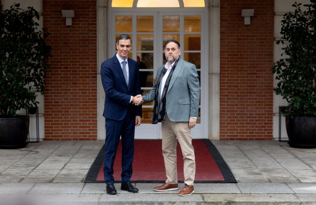 El presidente del Gobierno, Pedro Sánchez, recibe al presidente de Esquerra Republicana de Catalunya (ERC), Oriol Junqueras, en el Palacio de la Moncloa.