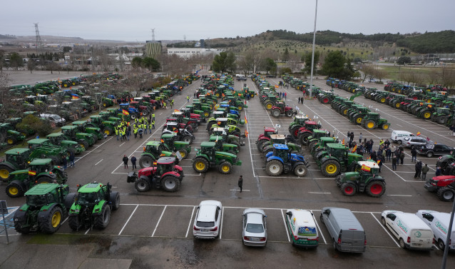 Agricultores y ganaderos participan en una tractorada para protestar contra el acuerdo de la UE y Mercosur y la reforma de la PAC en Valladolid.