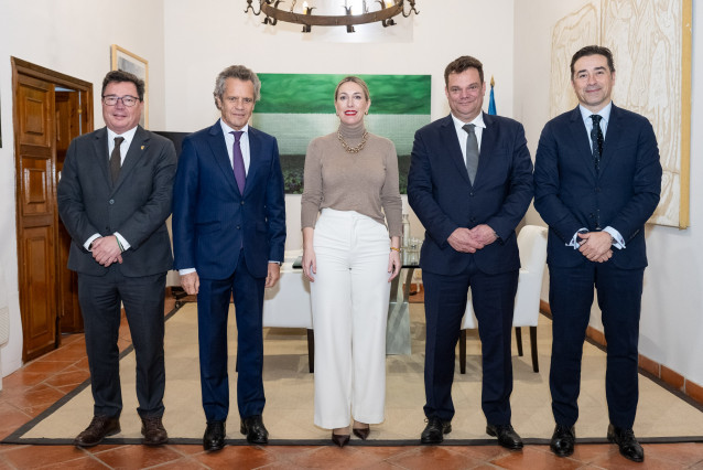 La presidenta de la Junta de Extremadura en funciones recibe eb Mérida al presidente ejecutivo del Grupo IMG, Manuel Matos Gil, con motivo del desembarco de la compañía portuguesa Evertis Ibérica en Badajoz