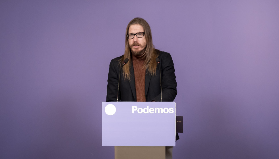 Archivo - El secretario de organización y portavoz de Podemos, Pablo Fernández, ofrece una rueda de prensa en la sede de Podemos, a 22 de diciembre de 2025, en Madrid (España).