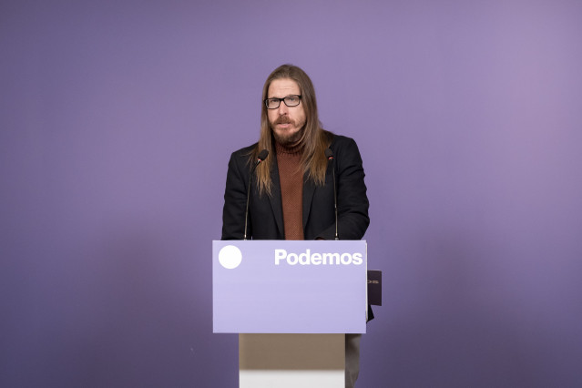 Archivo - El secretario de organización y portavoz de Podemos, Pablo Fernández, ofrece una rueda de prensa en la sede de Podemos, a 22 de diciembre de 2025, en Madrid (España).
