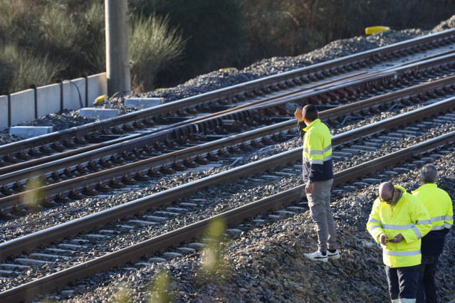 Tramo de vía en Adamuz con personal por el accidente ferroviario. A 20 de enero de 2026, en Adamuz (Córdoba, Andalucía, España).