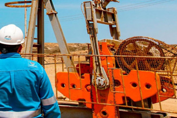 Archivo - Un operario de PetroPerú.