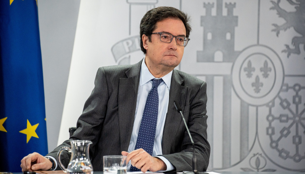 Archivo - El ministro de Transformación Digital y Función Pública, Óscar López, durante una rueda de prensa tras el Consejo de Ministros, en el Complejo de la Moncloa, a 2 de diciembre de 2025, e