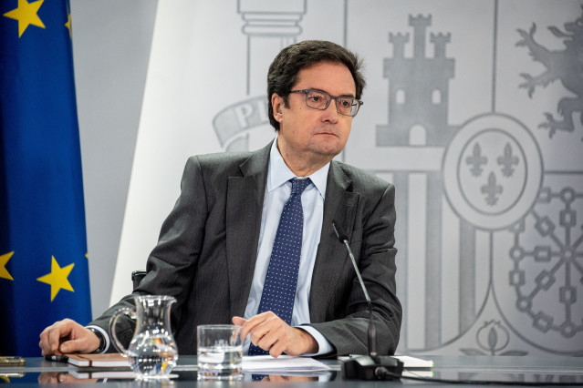 Archivo - El ministro de Transformación Digital y Función Pública, Óscar López, durante una rueda de prensa tras el Consejo de Ministros, en el Complejo de la Moncloa, a 2 de diciembre de 2025, en Madrid (España).