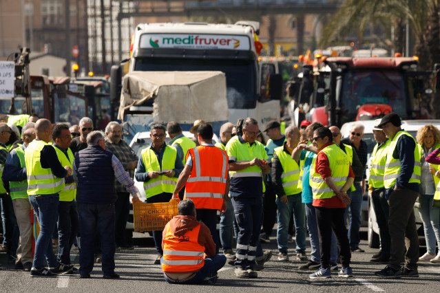 Archivo - Imagen de una de las tractoradas convocadas por las organizaciones Asaja, UPA y COAG en defensa del sector agrícola en la Región. Reparto de productos agrarios frente a la delegación del Gobierno.