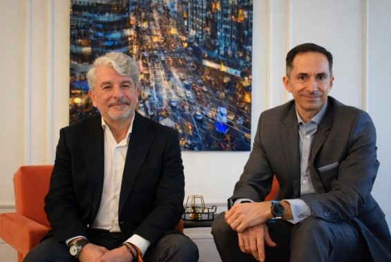 Archivo - De idza a dcha: el socio fundador de Sevenzonic, Juan Pedro Moreno; y el socio fundador y CEO de Medalla Technology, Pedro Agudo.