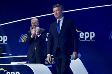 Archivo - El presidente del Partido Popular Europeo, Manfred Weber, y el presidente del PP, Alberto Núñez Feijóo, en la clausura del congreso del Partido Popular Europeo (PPE), a 30 de abril de 202