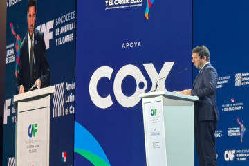 El presidente de Cox, Enrique Riquelme, en su participación en el marco del Foro Económico Internacional de América Latina y el Caribe 2026, organizado por el Banco de Desarrollo de América Latina