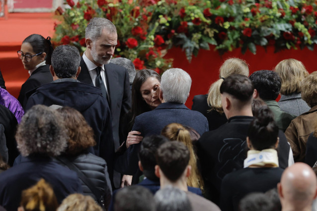 Los reyes Felipe VI y Letizia dan consuelo a los familiares de las víctimas después de la misa funeral en Huelva en memoria de las 45 personas fallecidas en el accidente ferroviario de Adamuz (Córdoba).